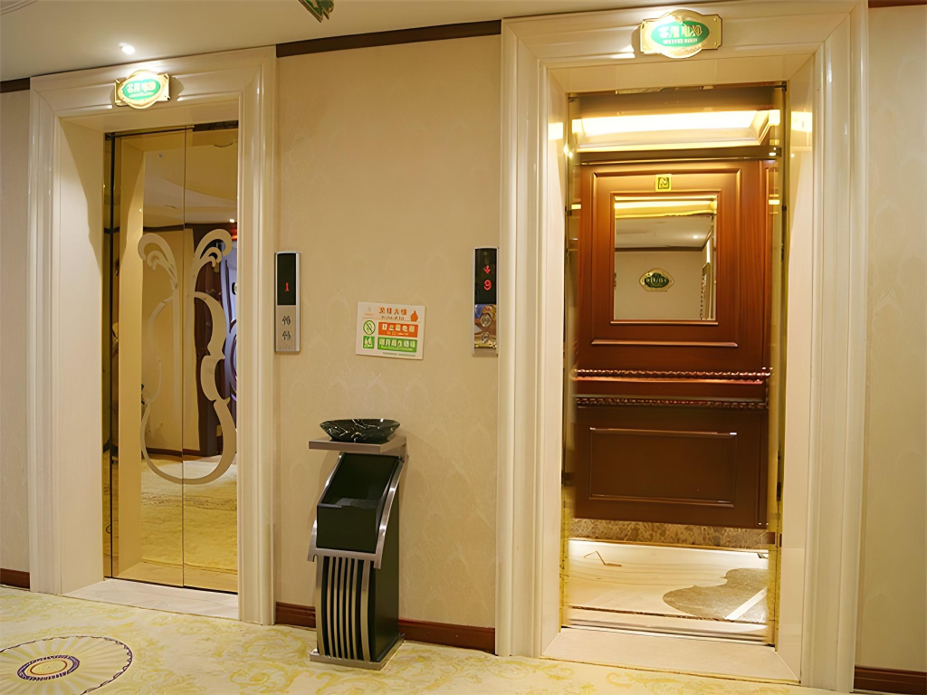 Vienna International Hotel ( Shanghai Kangqiao Metro Station)