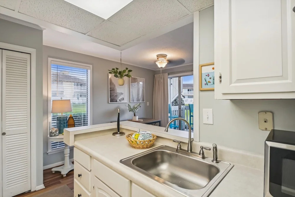 SPC 1034 is a Pet Friendly 1 BR with Free Beach Service for 2! by RedAwning