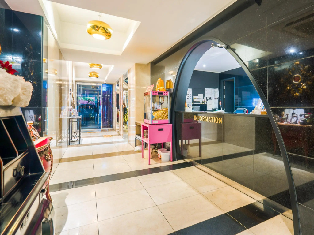 LaNuit Hotel