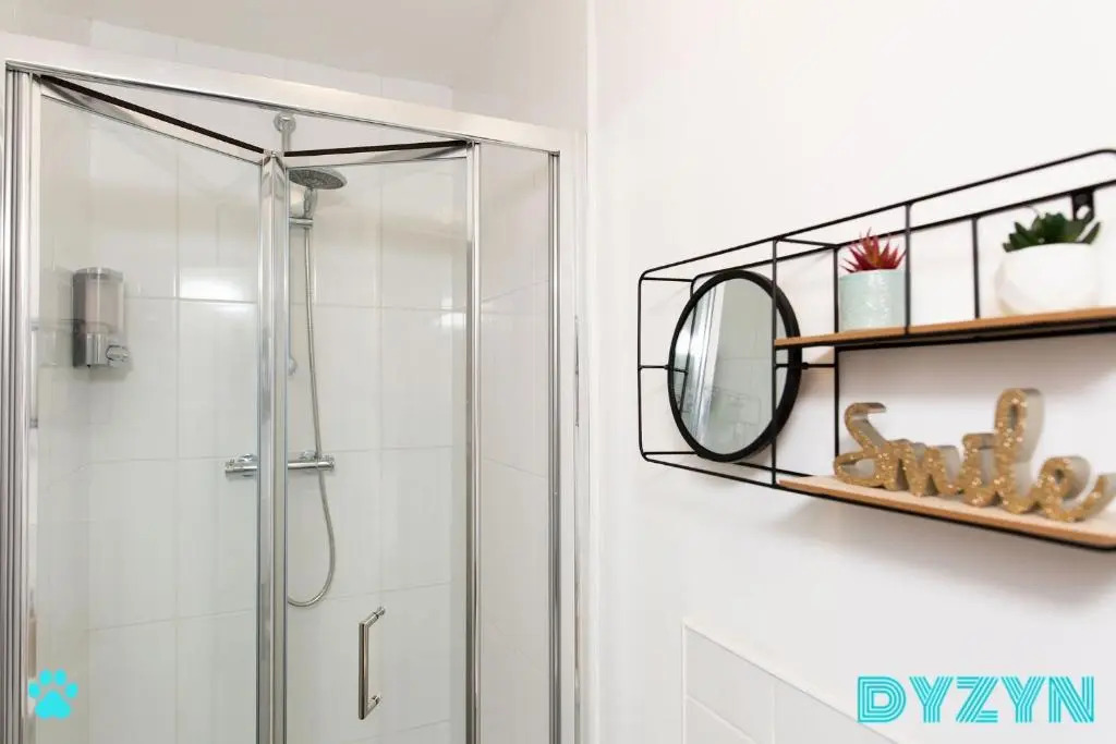 River View - 1 Bed Serviced Apartment in Cardiff City Center - Street Parking - By DYZYN