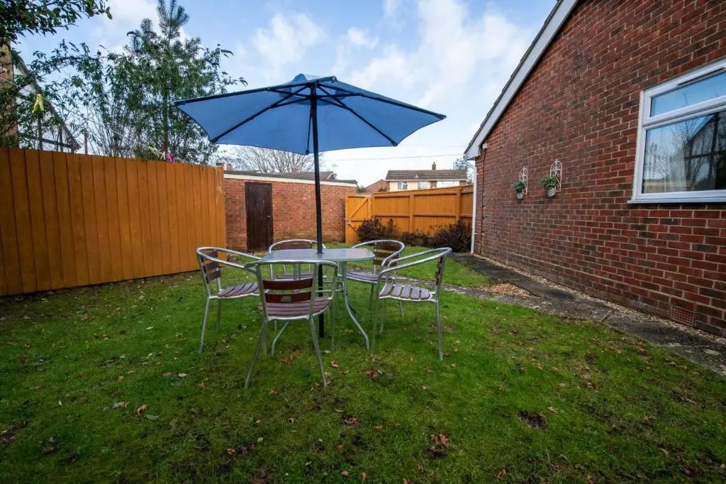 3 Bed Renovated Bungalow - 3 car or RV pkg - Garden