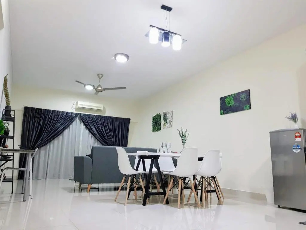 Puchong Setiawalk 8-12 pax 5min LRT Cozy Apartment