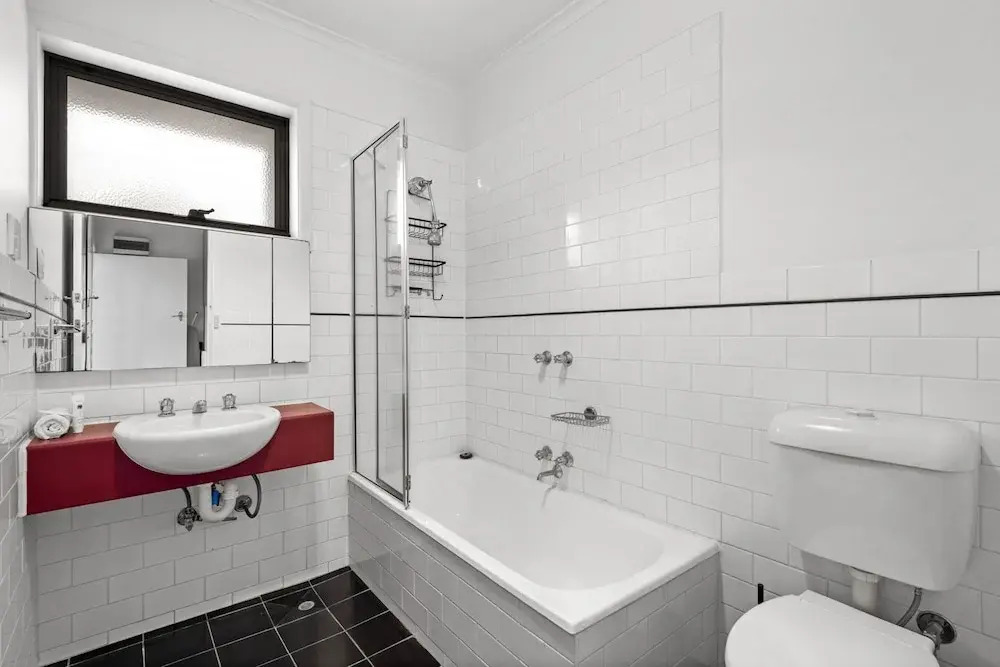 Cosy 1-bed Balcony Unit in Quiet Street by Shops