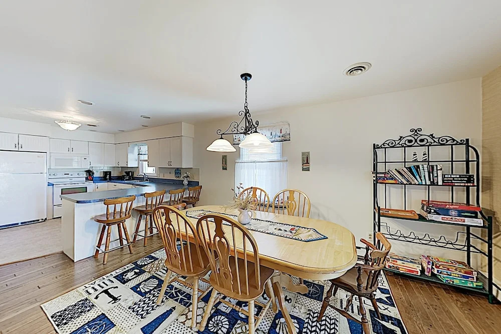 Tranquil Canal-front Getaway - 3 Blocks To Beach 4 Bedroom Home