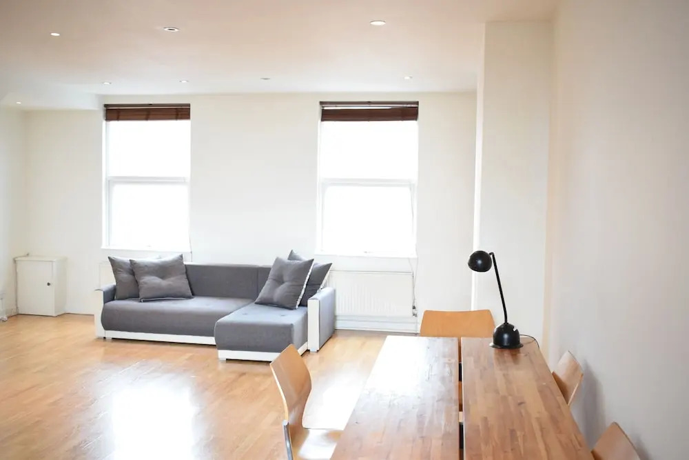 Sunny & Spacious 2 Bed Flat in North West London