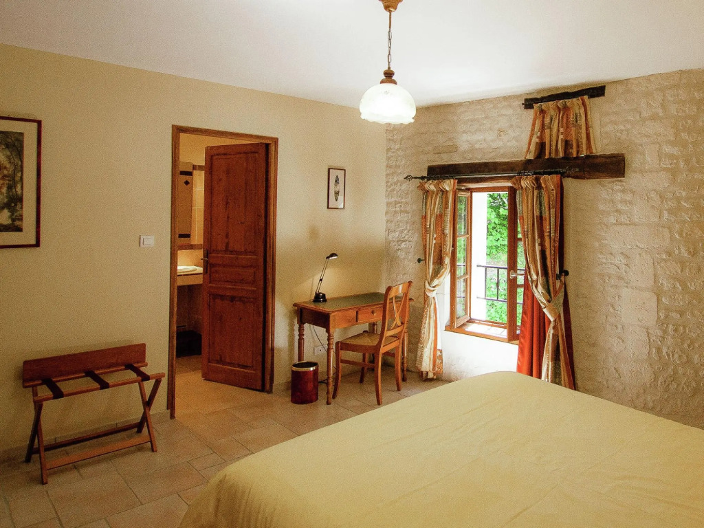 Luxorious Mansion in Saint-Preuil with Sauna
