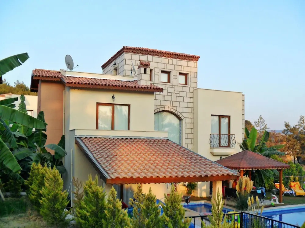 House With 4 Bedrooms in Kuşadası, With Private Pool and Enclosed Garden - 2 km From the Beach