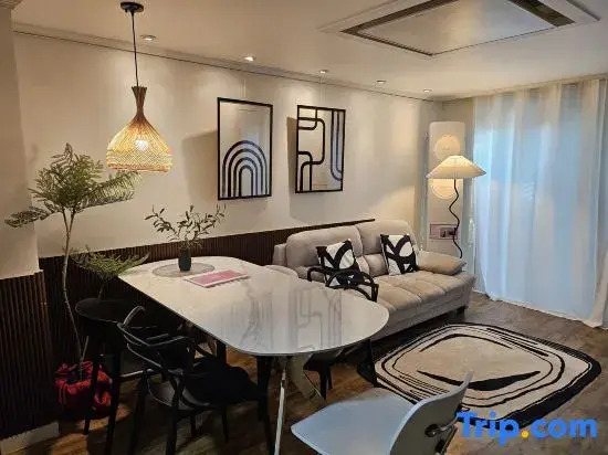 Yongsan Hyochang Park 3 minutes, breakfast included, luggage storage service,