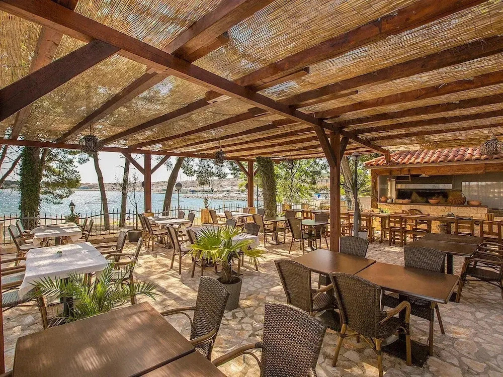 Well-Kept Apartment with AC Just 12km From Sibenik
