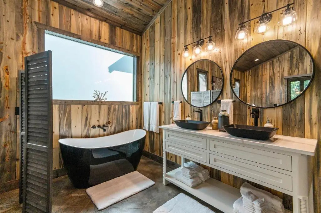 Vacana Blackwater Waterfront Couples Cabin, HotTub, FirePit, Pet Friendly