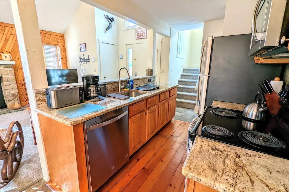 Alpine Allure by Avantstay Indoor Hot Tub, Game Loft, Enclosed Deck