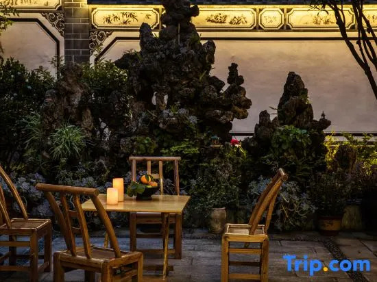 vivid courtyard of Wei Shan