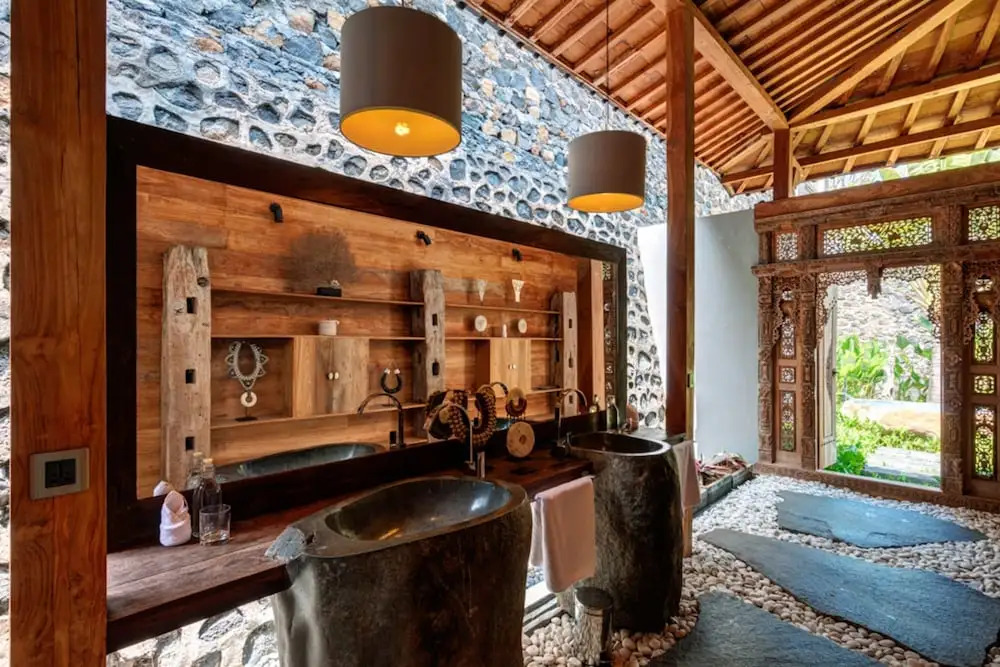 Palatial Wooden Villa, 4br, Lovina