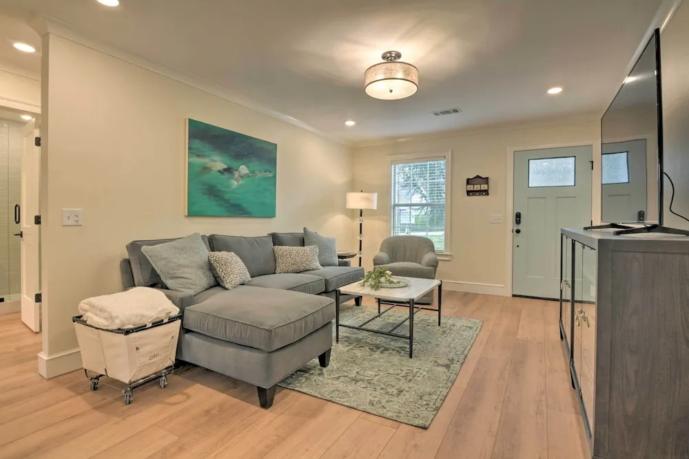 Updated & Modern House < 1 Mi to Dtwn Bentonville!