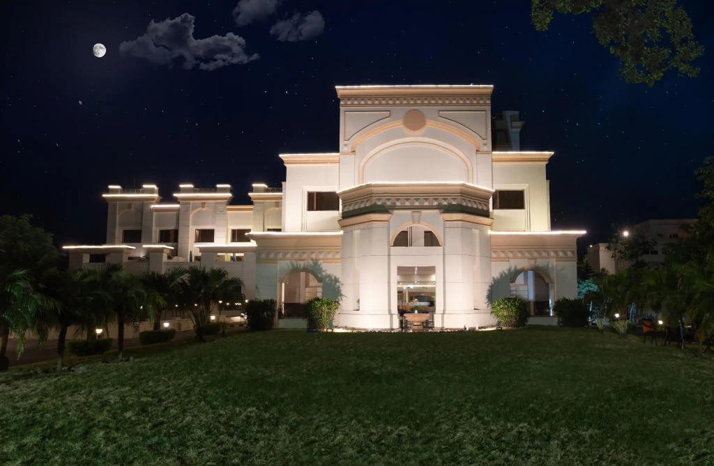 V One Hotel The competent Palace
