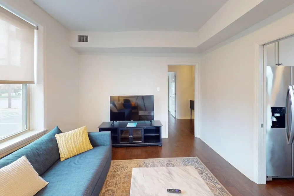 Central 3BR Apt Minutes to Downtown Parking