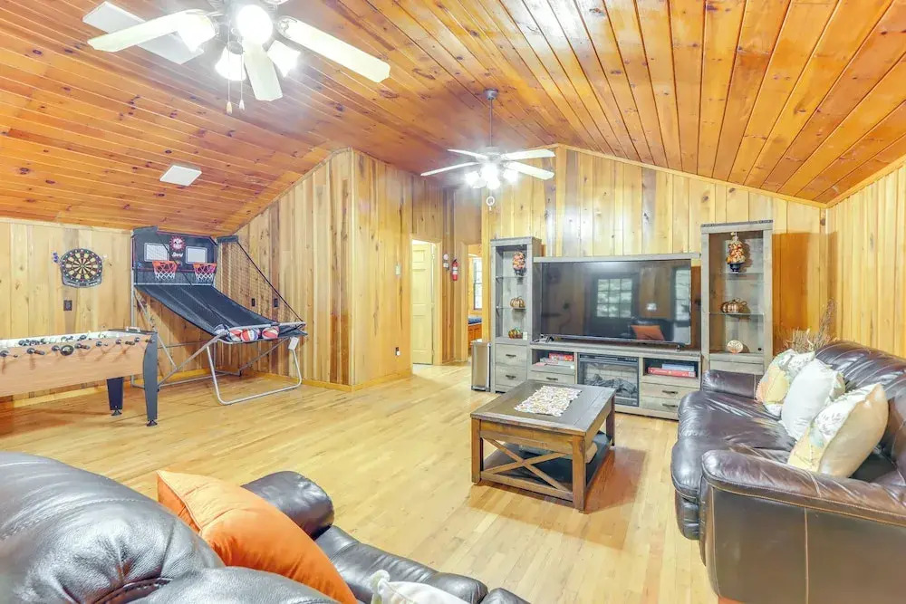 Wooded Blue Ridge Cabin: 2 Decks, Fire Pit!