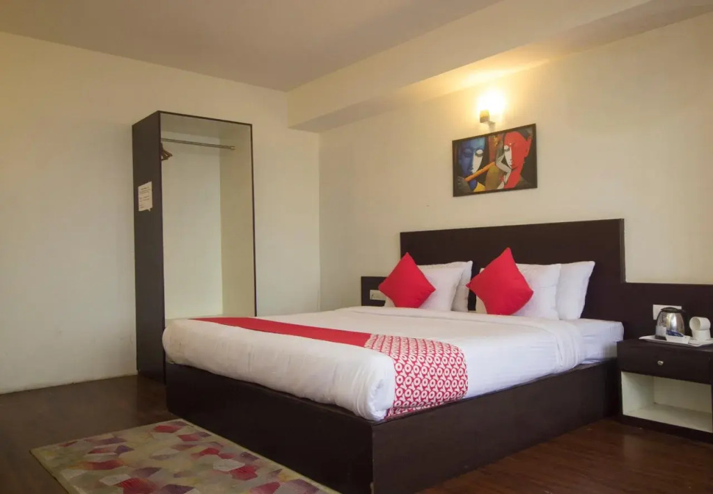 Taktse Continental by OYO Rooms