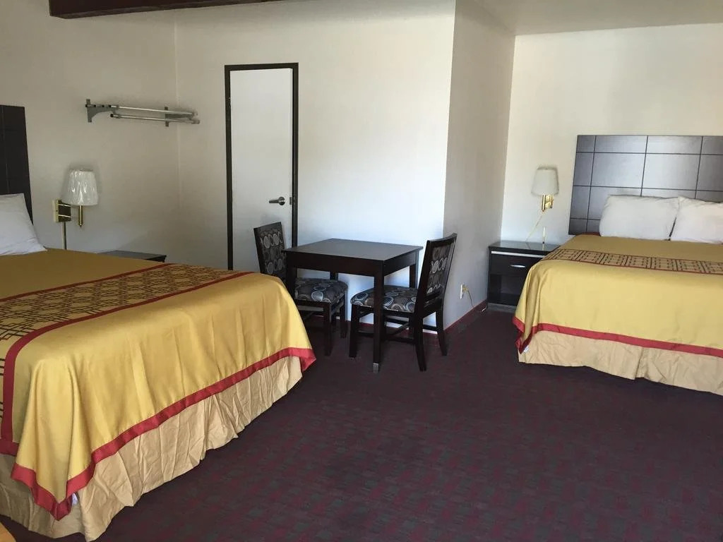 Manhattan Inn & Suites