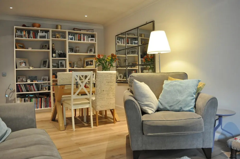 Bright 2 Bedroom Apartment With Balcony