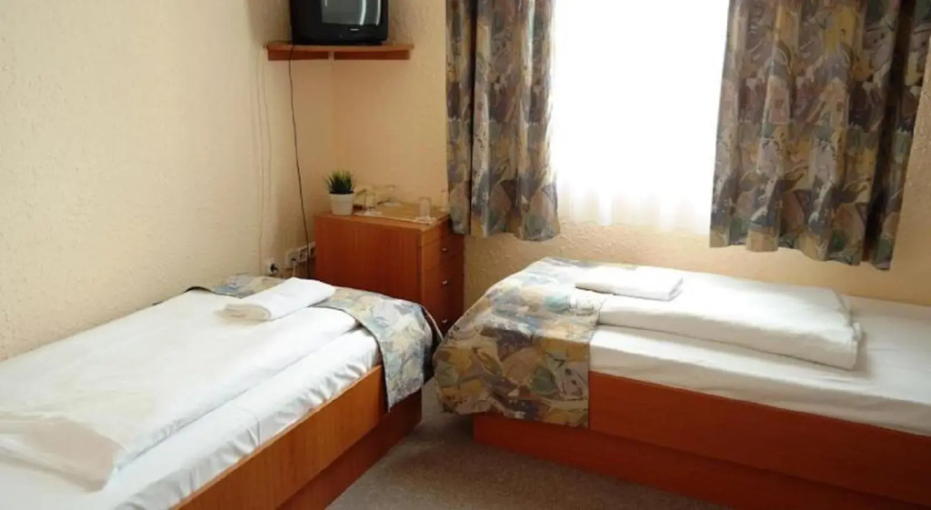 FREE PARKING, FREE BREAKFAST, only 15 minutes to City Center