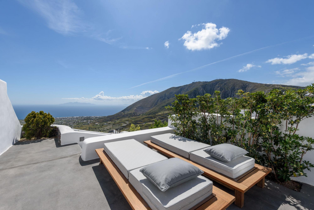 Santorini Sky, Luxury Resort