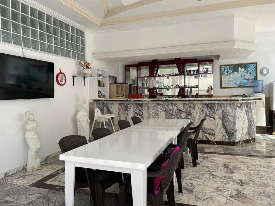 Central Location 10 minutes from the beach