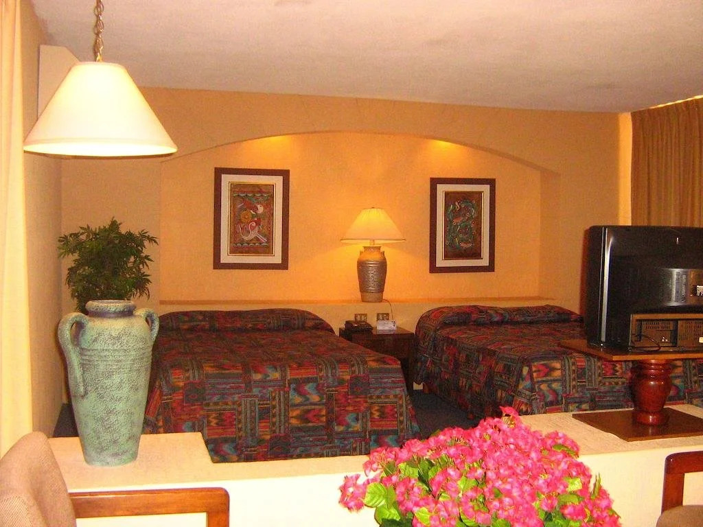Hotel Las Palmas Midway Inn