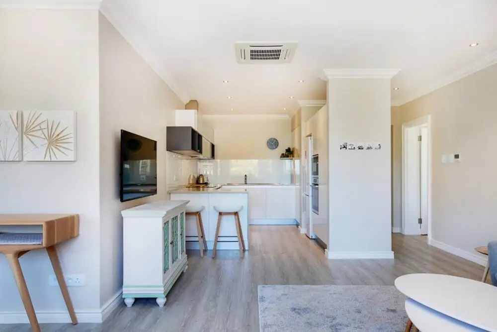 Stylish 2 Bedroom Apartment in Camps Bay Asilvertide