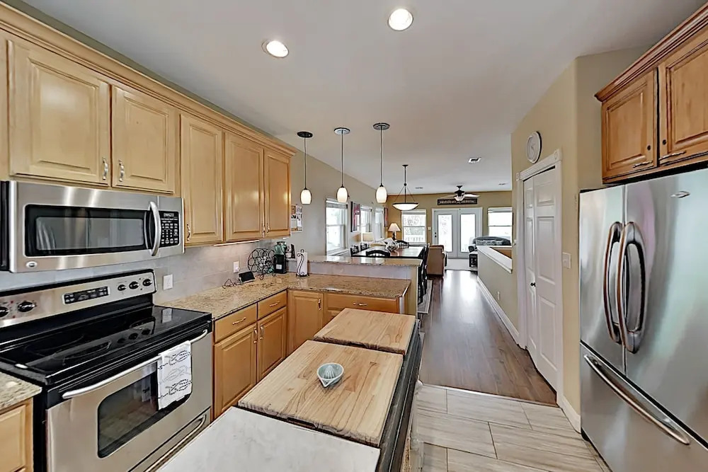 Modern Beach W/ Gourmet Kitchen & 2 Pools 3 Bedroom Home