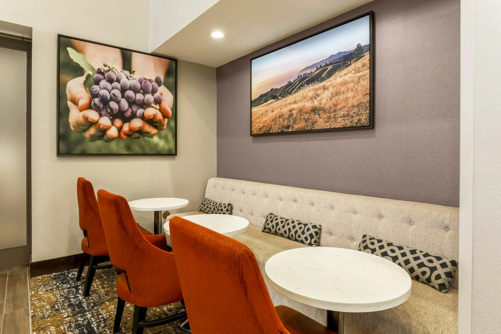 Hampton Inn & Suites Windsor-Sonoma Wine Country