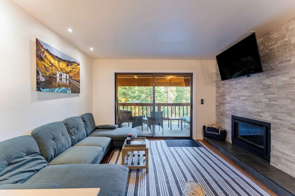 Walk to Lake, Dining+shops 5mins to Ski Resort Incline Paradise by Avantstay