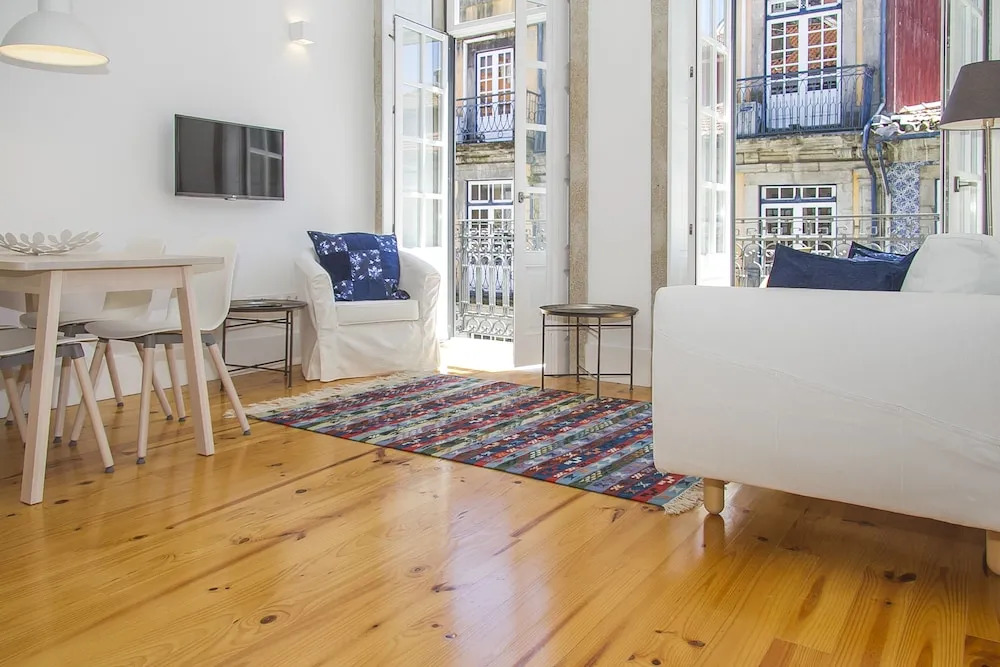 Liiiving in Porto Blue Flower Apartment