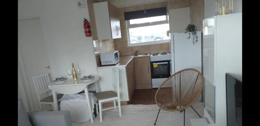 2 Bed Chalet Sleeps 4- Parking Garden Near Beach
