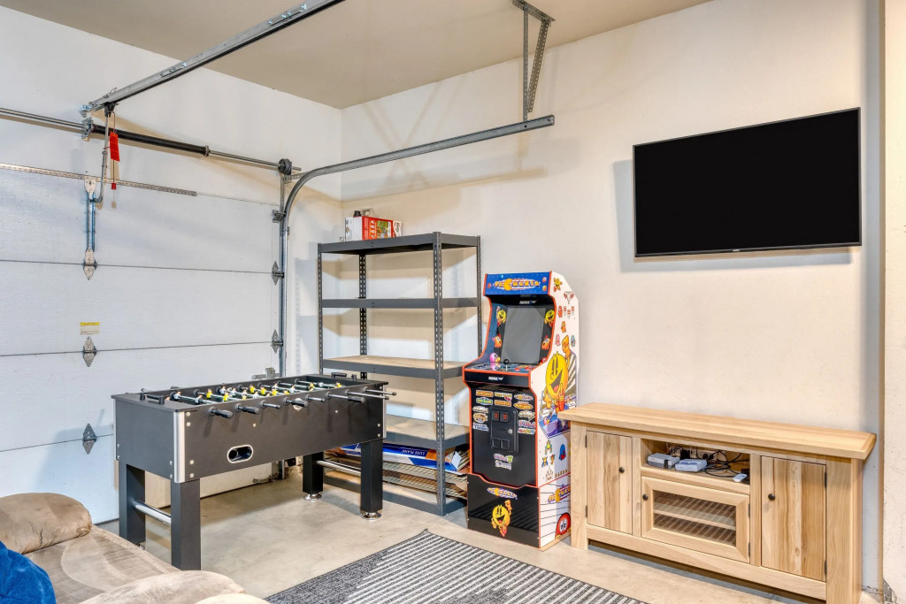 Quail by Avantstay Great Location + Game Room, Hot Tub, & Deck!