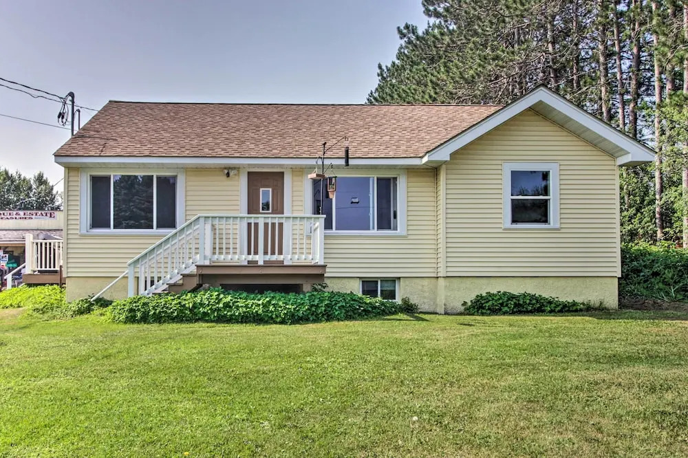 Cozy Getaway: 5 Miles to Duluth & Lake Superior!