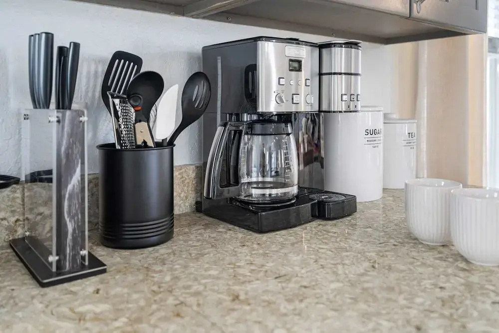 7bdr w/ Private Pool, Hot Tub, Fire Pit, Walk to Beach Tidal Wave by Avantstay