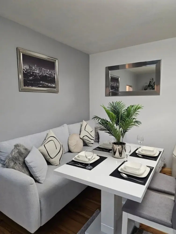 Lovely Apartment in Zyrardow, 10 min to Suntago Free Parking