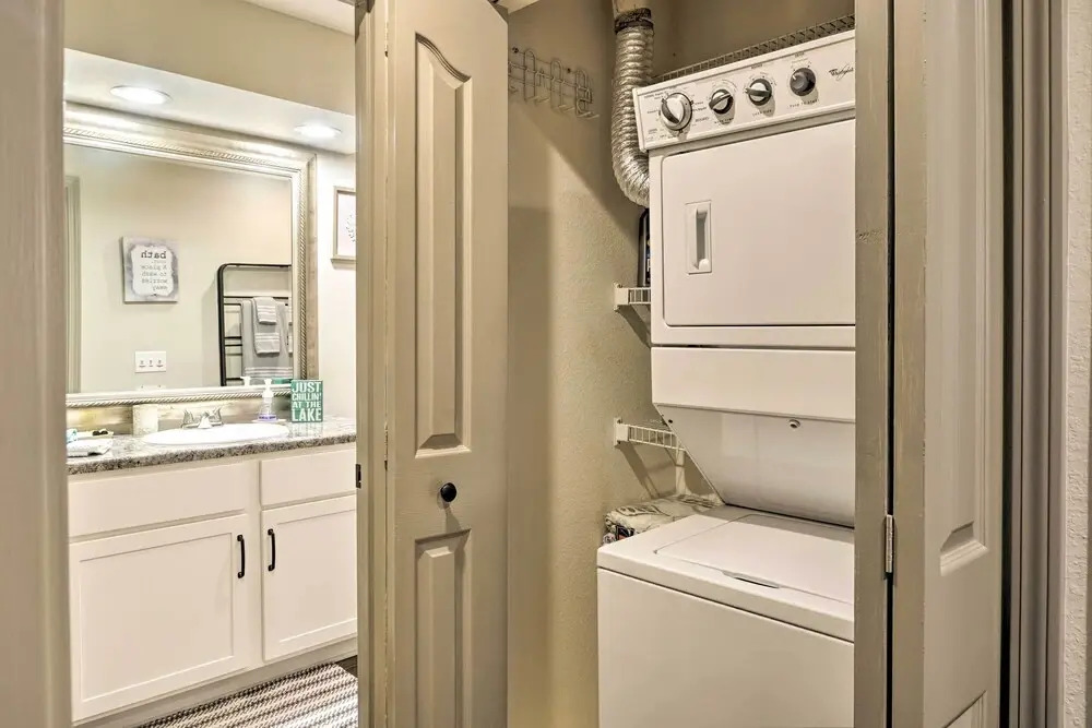 Lakefront Branson Condo w/ Porch & Dock Access