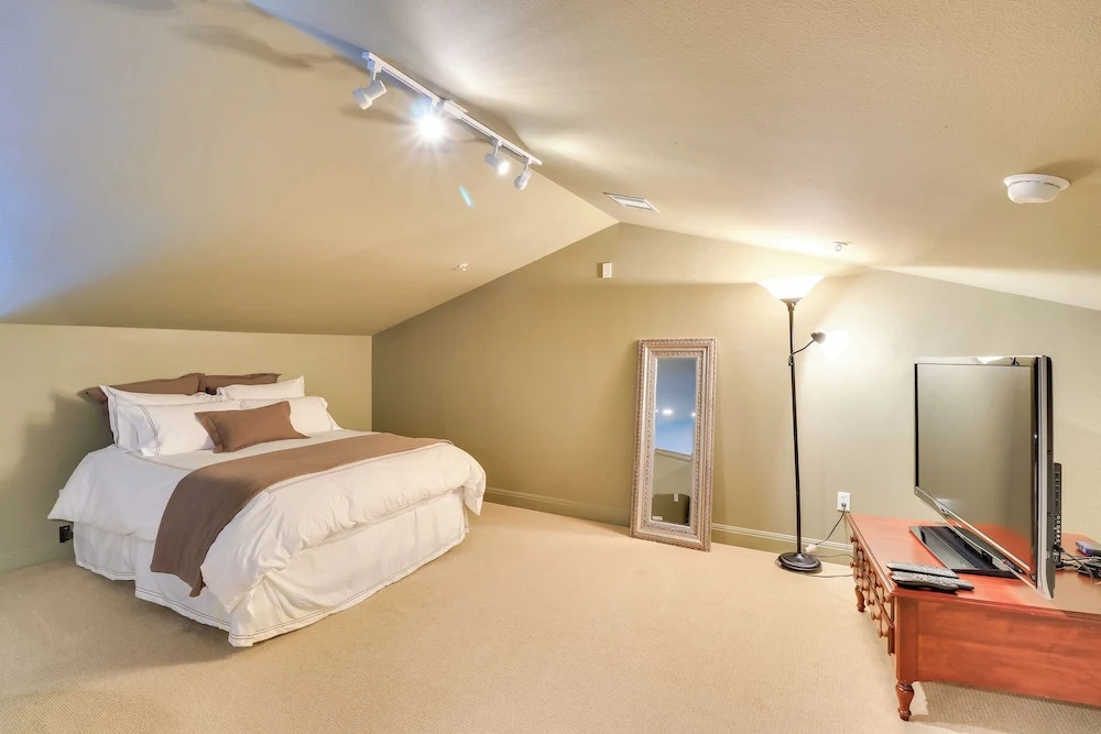 Top-floor Lake-view Condo w/ Boat Dock Access