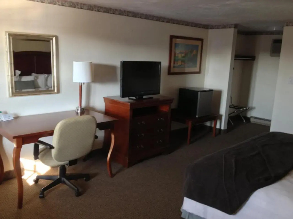 Holiday Hill Inn & Suites