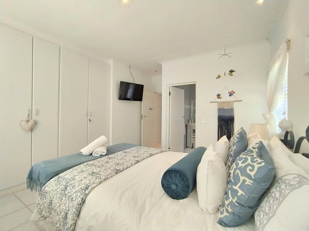 Villa Mintos - 4 bed 3 bath, Pool, 750m to Robberg 5 Beach