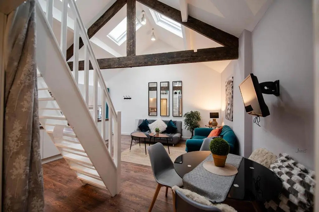 Air Host and Stay - Apartment 2 Broadhurst Court sleeps 6 minutes from town centre
