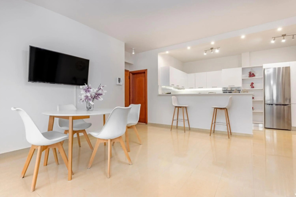 Central Luxurious Apartments Close to the Sea