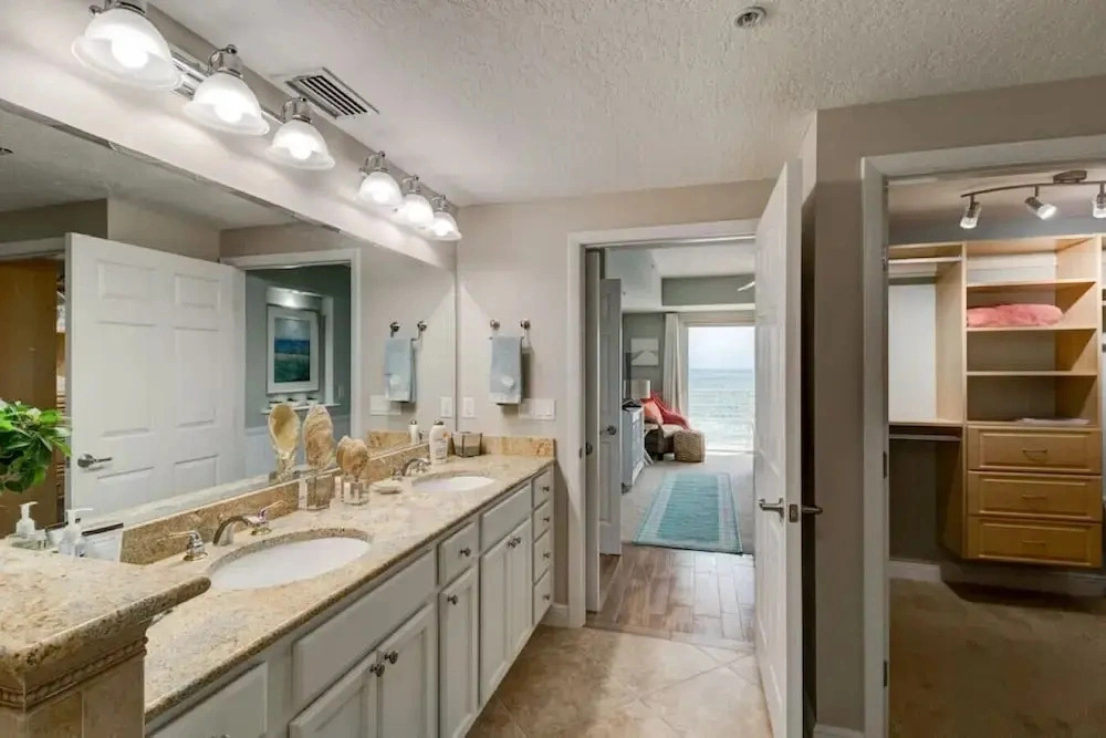 Elegant Oceanfront Pool Hot Tub at Sanibel Condos