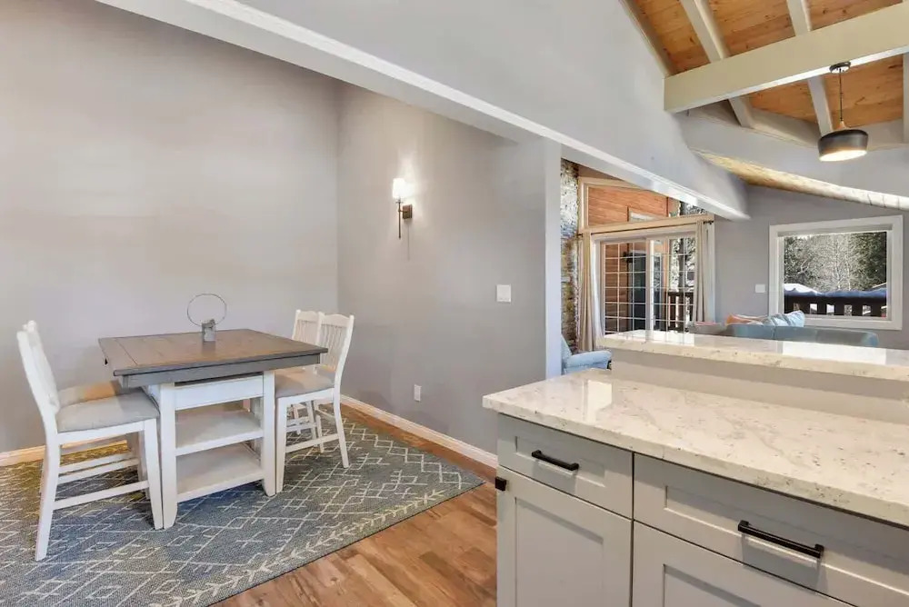 Alpine Chalet Nature Lovers Rejoice! Chic 4 BDR