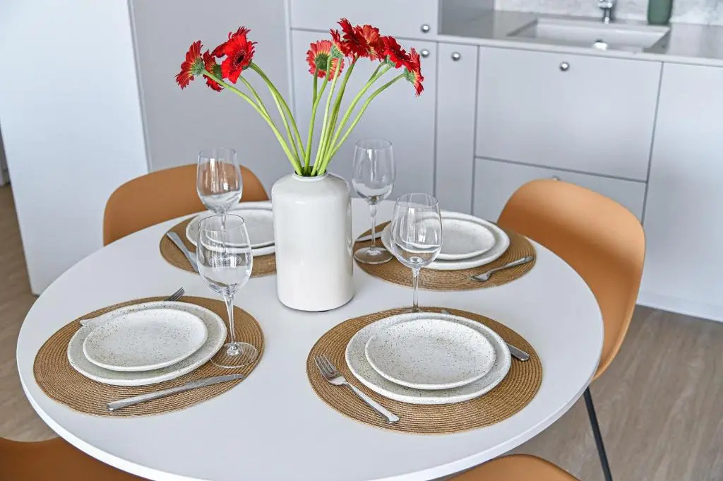 New Modern Apt with Garage Parking, Balcony, by Cohost