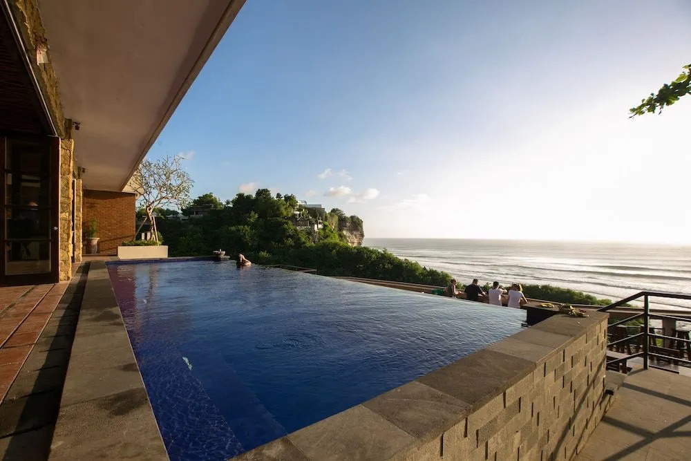 LaBomie Uluwatu