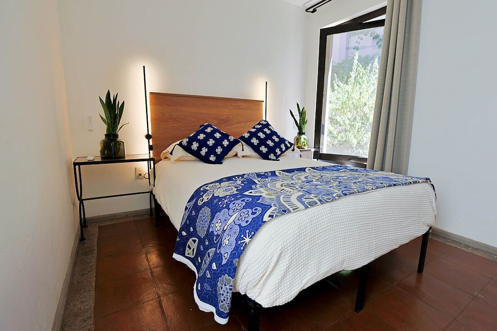 Angelic 2BR Nest - Pool & Hot Tub - Gated Village