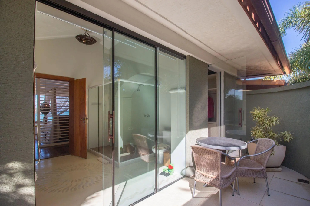 Mansão Imponente com Seis Suítes a 1min das Areias Praia da Ferradura Por Luxury Rentals